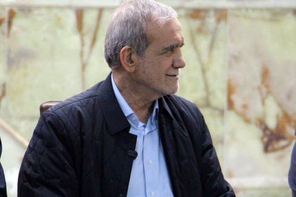 رئیس‌جمهور با خانواده شهدا در پیشوا دیدار کرد