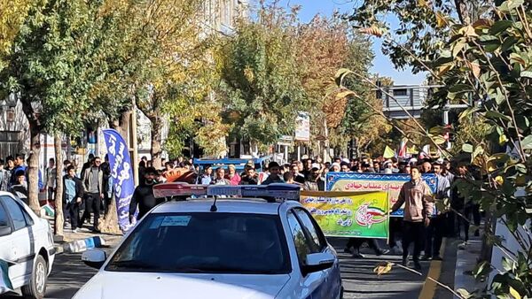 راهپیمایی بزرگ ۱۳ آبان در شازند؛ حضور گسترده مردم و دانش‌آموزان در حمایت از آرمان‌های انقلاب