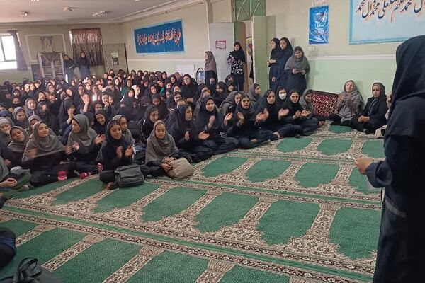 مراسم باشکوه میلاد حضرت زینب(س) و روز پرستار در مدارس شهرستان ورامین