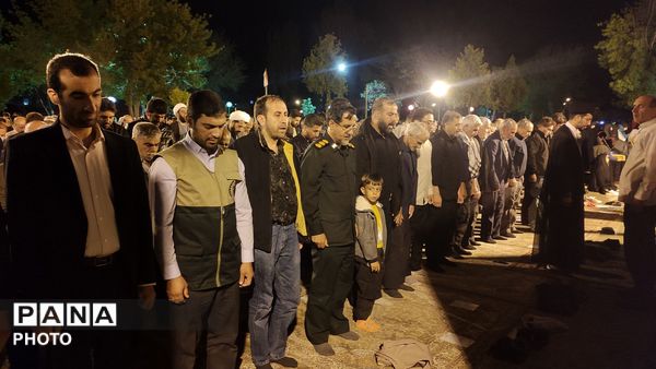 شبی بارانی و ملکوتی در تویسرکان؛ اقامه نماز استغاثه در جوار آرامگاه حیقوق نبی