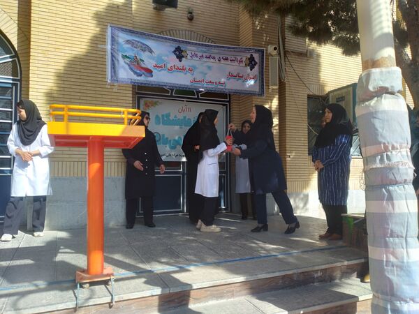جشن روز آزمایشگاه در دبیرستان شهید مرادعلی امینی و هنرستان کیمیا