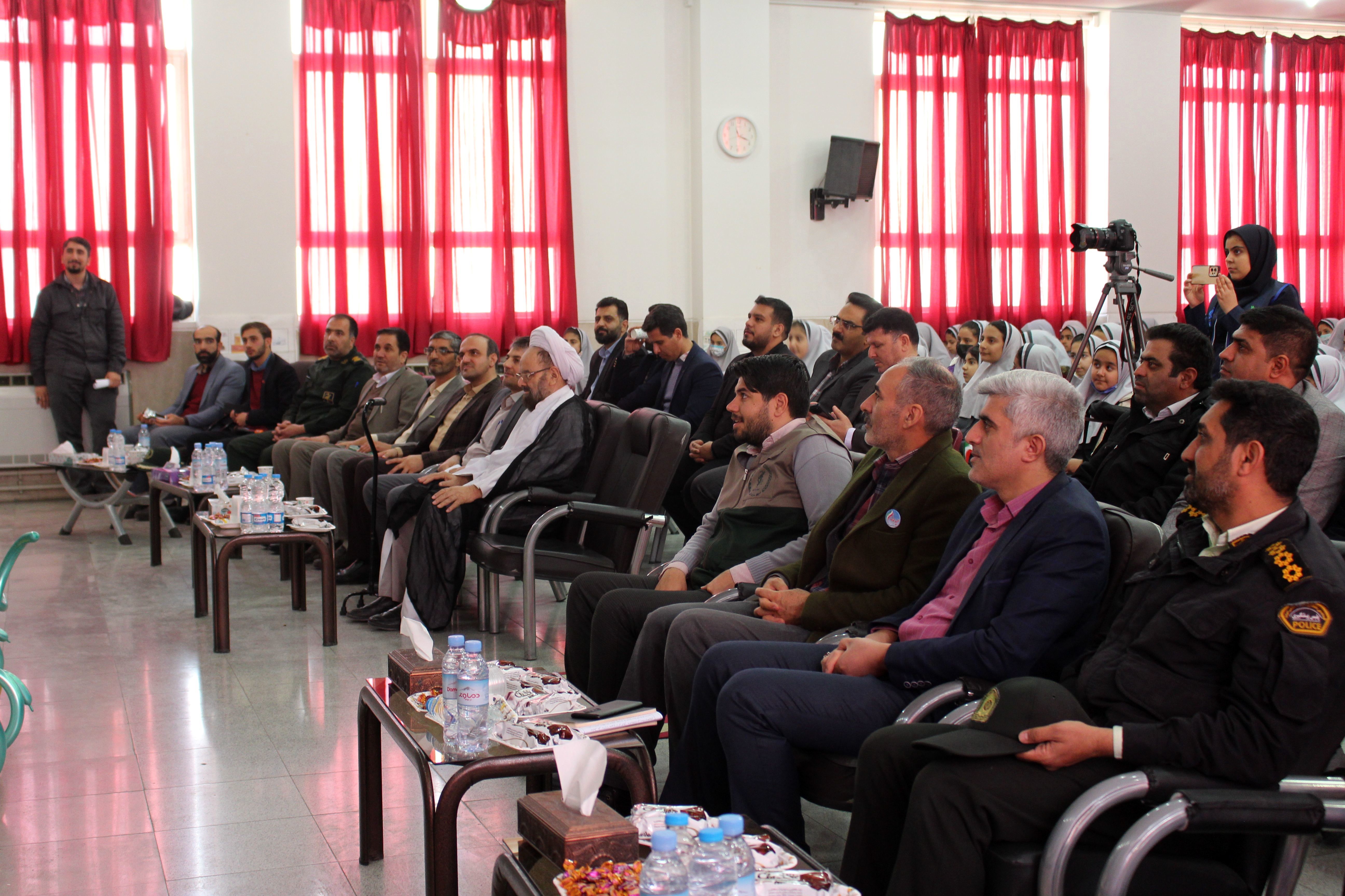 مراسم نمادین جشن نیکوکاری در دبستان اسدی ناحیه 6 اصفهان/ فیلم