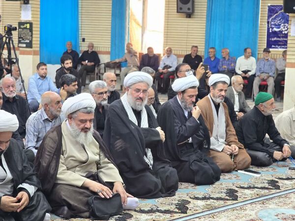 تقدیر از خانواده شهید اسلامی در سالروز اقامه اولین نماز جمعه پس از انقلاب