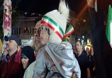 زیر چتر آسمان اردیبهشت، شعله‌های دانایی افروخته شد