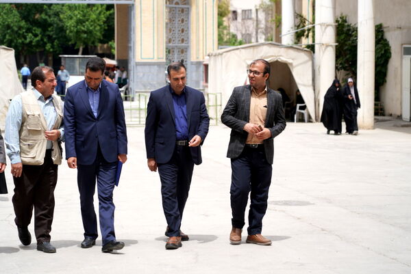 مراسم عطرافشانی قبور مطهر شهدا باحضور مدیرکل آموزش‌وپرورش استان اصفهان