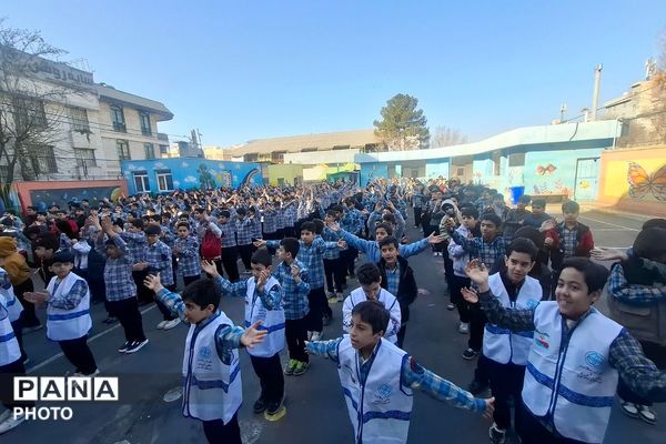 توزیع شیر رایگان در دبستان علی‌اکبر طالبی شهرری