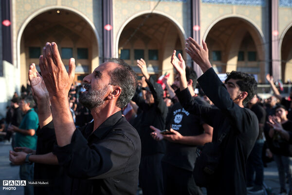 اقامه نماز بر پیکر مطهر رهبر شهید انقلاب و شهدای خانواده ایشان-2