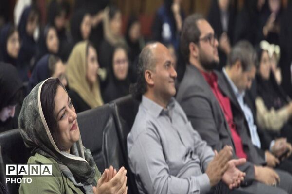 مراسم اعطای نشان سمپاد به دانش آموزان فرزانگان ورامین