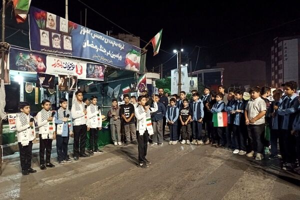 اجتماع پرشور دانش‌آموزان دبستان پسرانه توحید در غرفه شهدای دانش آموز ورامین 