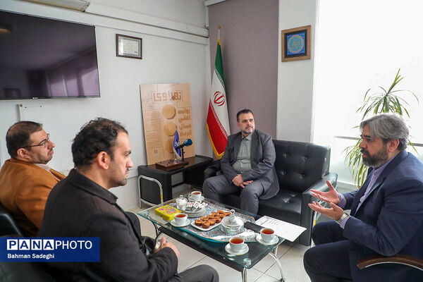 بازدید دبیر کمیسیون توسعه آموزش عمومی قرآن از نمایشگاه نوراوی اعتکاف