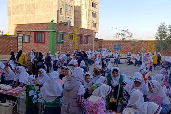 برپایی بازارچه کسب‌و‌کار در مدرسه شهدای پانزده خرداد قرچک