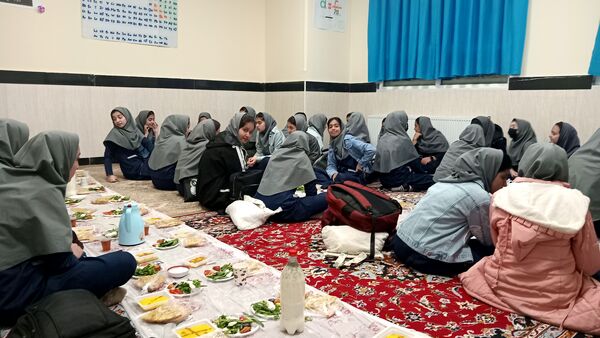 سفره مهربانی مهمانی خدا در آموزشگاه دخترانه نمونه دولتی فدک شهرستان فاروج 