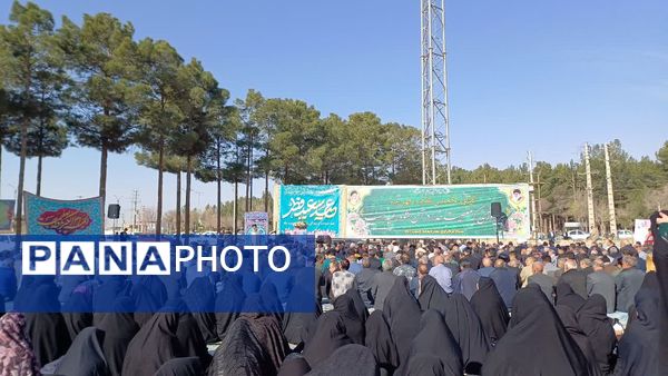 اقامه نماز با شکوه عید فطر به امامت امام جمعه حبیب آباد