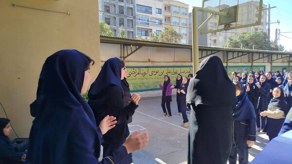 مسابقات ورزشی به مناسبت هفته بهداشت و روان در دبیرستان پیرایش یک