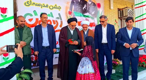 وقتی مدرسه صحنه انقلاب شد؛ زنگی که با سرود و افتخار نواخته شد