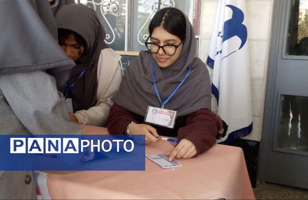 انتخابات شورای دانش آموزی دردبیرستان دوره اول ارمینه مصلی نژاد ناحیه ۶