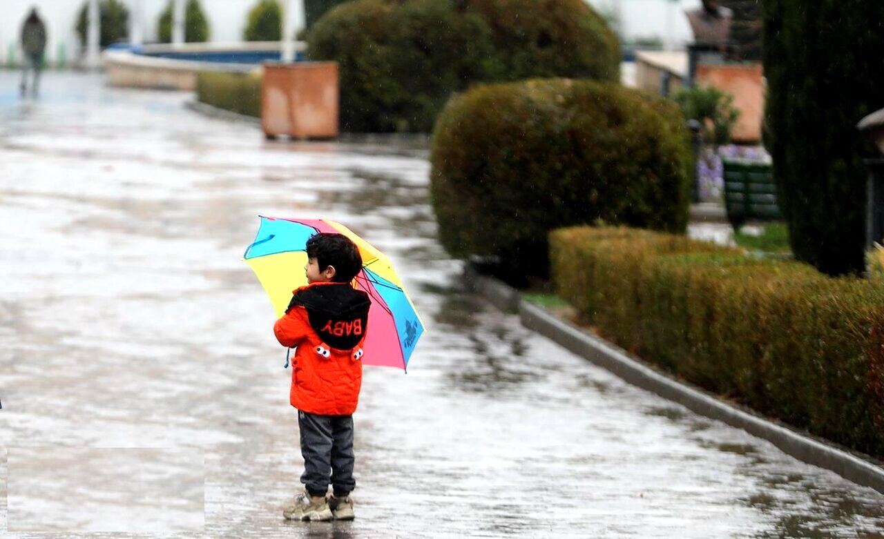 تداوم بارش باران در برخی استان‌ها؛ دما تا ۱۲ درجه‌ در شمال شرق کشور کاهش می‌یابد