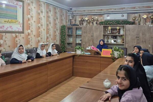 اولین جلسه شورای دانش‌آموزی با همراهی مدیر مدرسه هدی۱ 