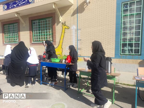 برپایی بازارچه دانش آموزی در مدرسه شهید رزمی خلیل آباد