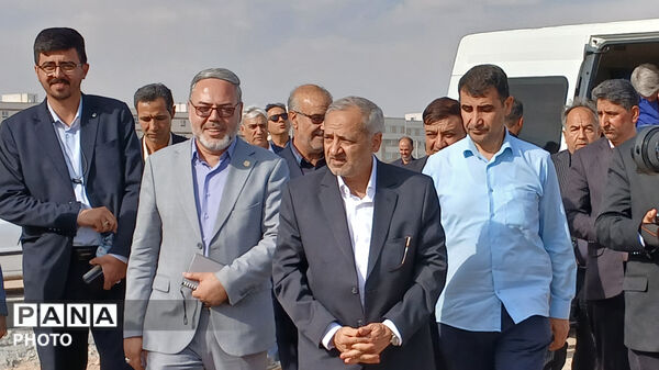 کلنگ زنی مدرسه ۱۲ کلاسه ایران با حضور وزیر آموزش و پرورش