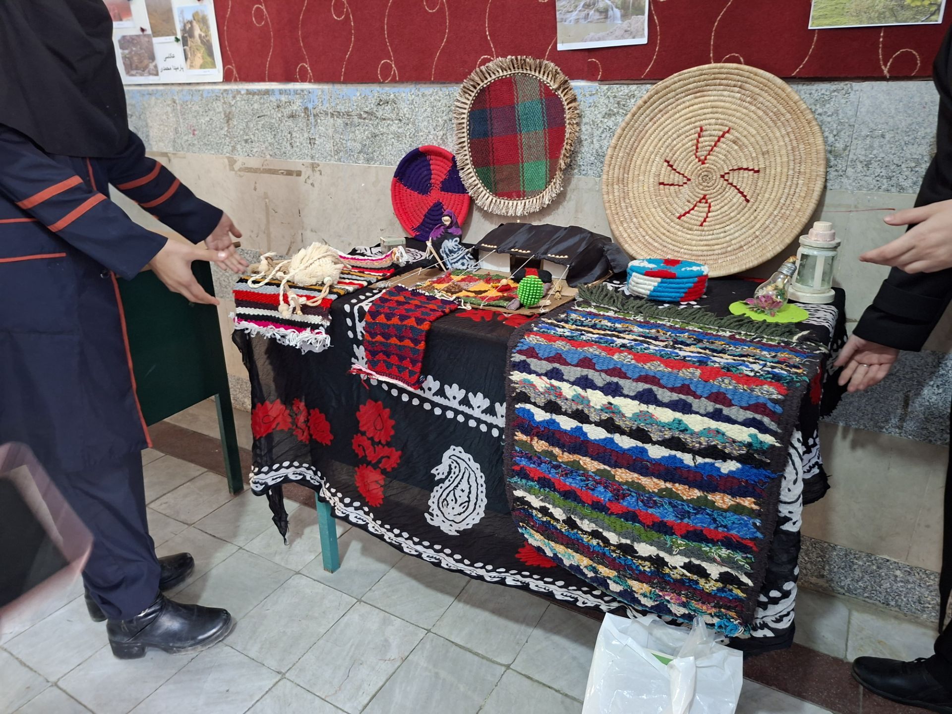 نمایش هنرهای دستی دانش‌آموزان معمولان