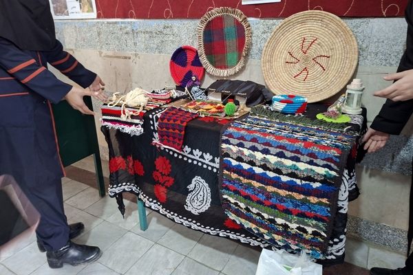 نمایش هنرهای دستی دانش‌آموزان معمولان