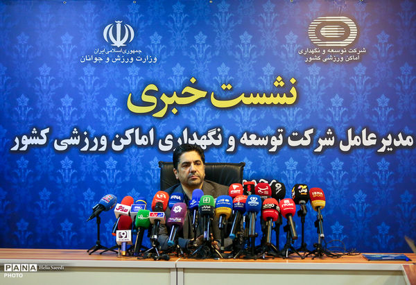 بازدید خبرنگاران از روند بازسازی و تعمیرات ورزشگاه آزادی 