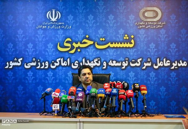 بازدید خبرنگاران از روند بازسازی و تعمیرات ورزشگاه آزادی 