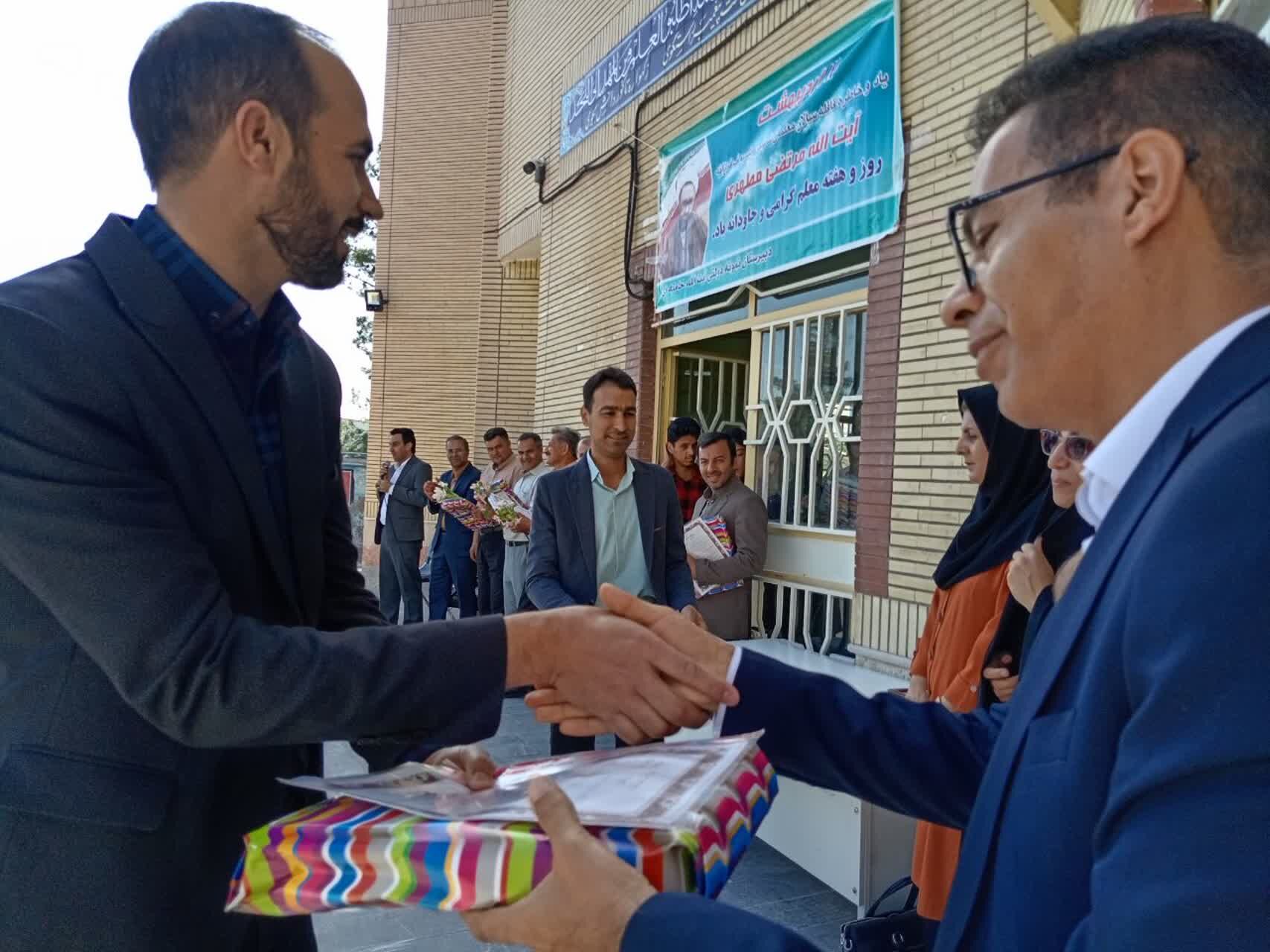 مراسم تقدیر از دبیران دبیرستان نمونه آیت الله خامنه‌ای