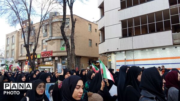 خروش مردم چهارمحال و‌بختیاری در میدان انقلاب شهرکرد