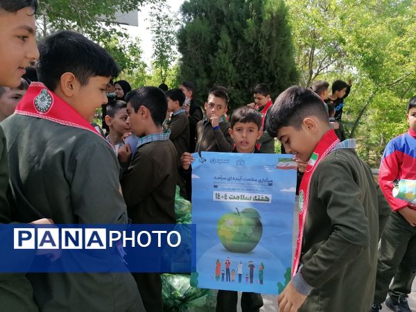 حضور دانش‌آموزان پیشتاز دبستان شهید شوشتری در کوهستان پارک شهرستان فاروج