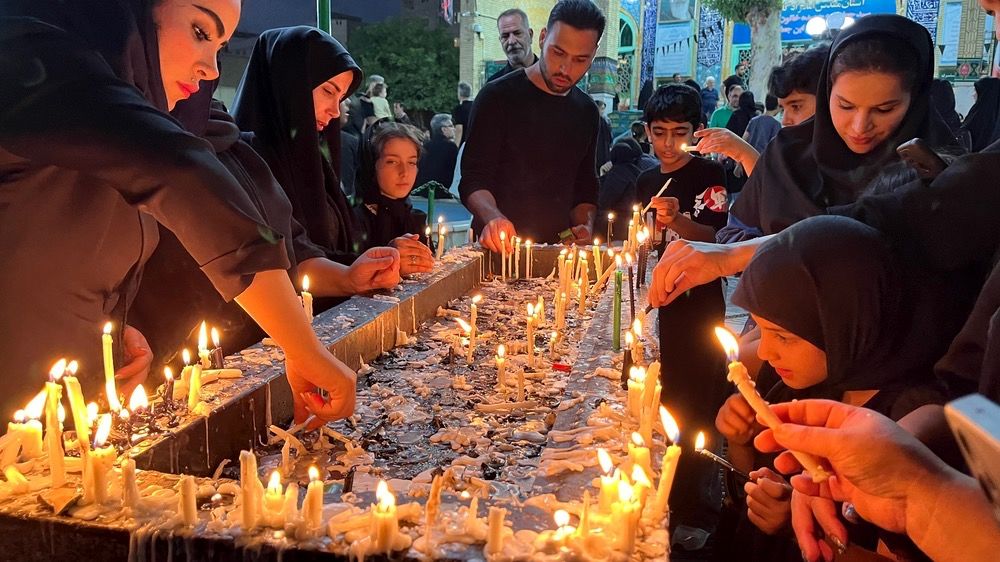 نوجوانان تهرانی هم‌نوا با اسرای کربلا به سوگ امام حسین (ع) نشستند