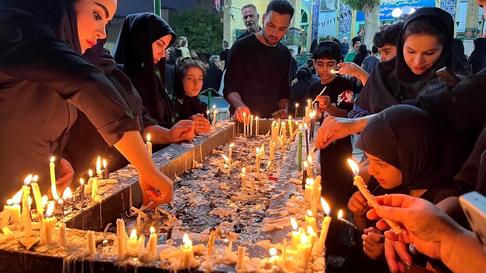 نوجوانان تهرانی هم‌نوا با اسرای کربلا به سوگ امام حسین (ع) نشستند