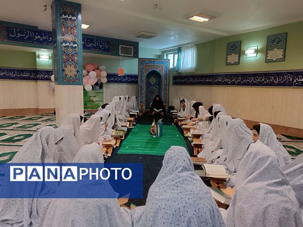 برگزاری محفل انس با قرآن در دبیرستان شهدای اقتدار ملارد با یاد و نام سیدحسن نصرالله