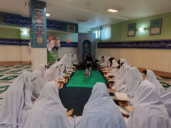 برگزاری محفل انس با قرآن در دبیرستان شهدای اقتدار ملارد با یاد و نام سیدحسن نصرالله