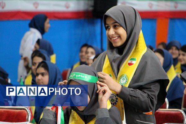 هم‌سرایی هزار نفری دانش‌آموزان یاور انقلاب در اسلامشهر