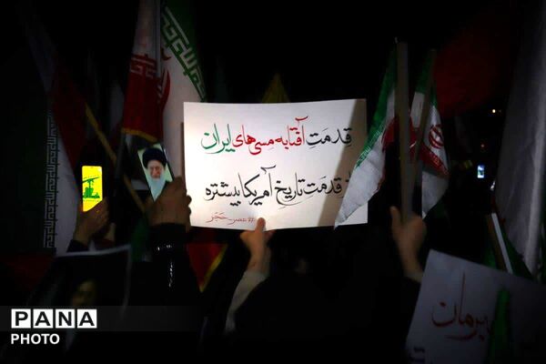 چهل روز در نبود رهبر شهیدمان؛ در خیابان‌ها ایستاده‌ایم