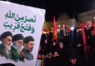بیعت مردم آباده با آیت‌الله خامنه‌ای جوان