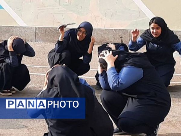  مانور زلزله در مدرسه مصلی نژاد حضرت زهرا(س)