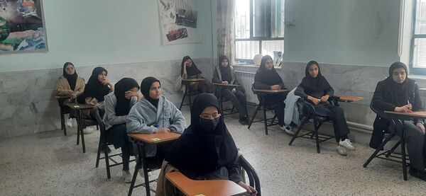 حوزه امتحانی در دبیرستان نمونه شهید محمدی پور خلیل آباد 