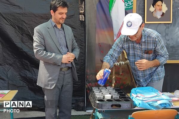 بهارستان دو در مسیر عشق؛ میزبانی فرهنگیان از زائران حسینی در عوارضی پرند