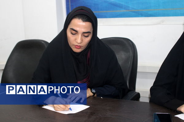 نشست هم‌اندیشی معاون پرورشی و تربیت‌بدنی آموزش‌ و پرورش شهرستان گناوه با رئیس سازمان دانش‌آموزی استان بوشهر 