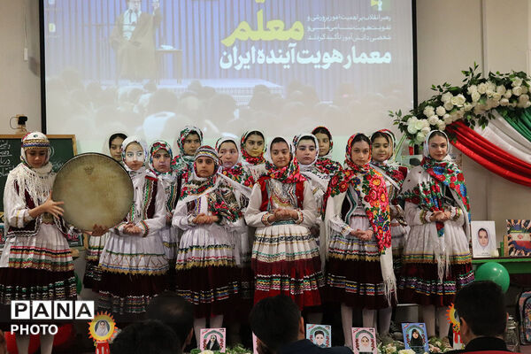 تقدیر از منتخبین حوزه ابتدایی توسط مدیر کل آموزش پرورش 