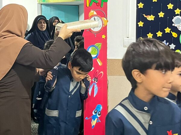 نواختن زنگ شکوفه‌ها در دبستان شاهد پسران شهرستان محمودآباد