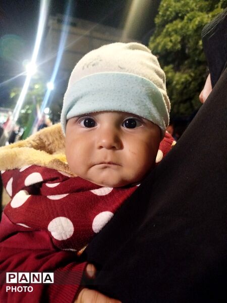  مردم در خیابان‌ها با پرچم ایران، با آرمان‌های انقلاب تجدید پیمان کردند