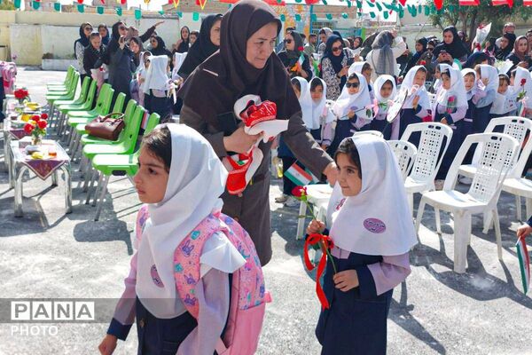 جشن شکوفه‌های کلاس اولی در دبستان فرهنگیان