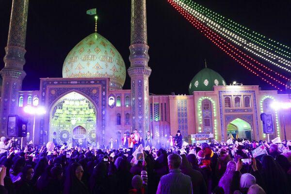 همخوانی سرود «سلام یا مهدی» با حضور ابوذر روحی در مسجد جمکران