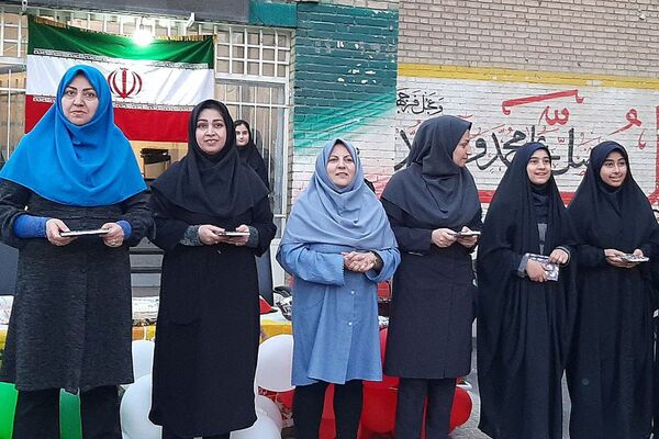 برگزاری جشن پرشور روز دانش آموز در دبیرستان شهدای هسته‌ای