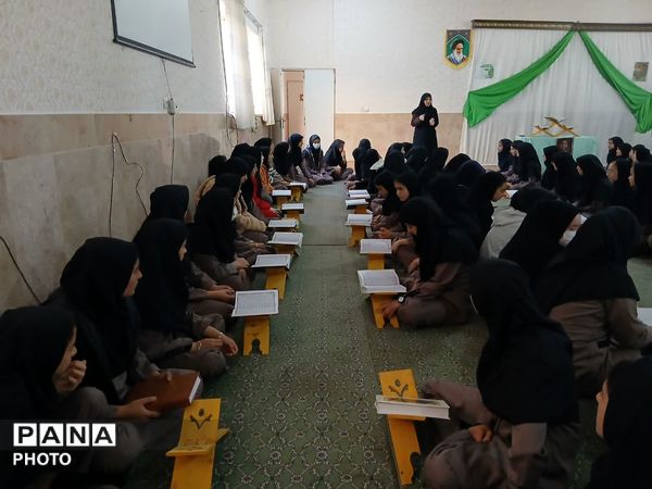 محفل انس با قرآن کریم به مناسبت ماه مبارک رمضان در آموزشگاه خلیج فارس مروست