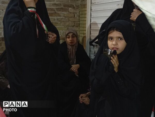 فعالیت موکب چایخانه حضرت زهرا(س)  در حسینیه امام خمینی نیشابور 